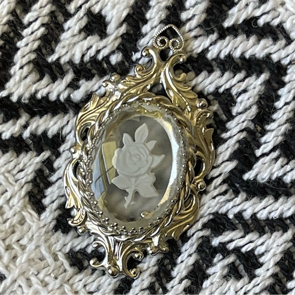 VINTAGE | Nouveau Intaglio Reverse Carved Glass Floral Silver Tone Pendant 2"x1" - Picture 6 of 7